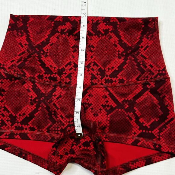 Lululemon Boogie Shorts Black Red Snake Size 4 Fold Over Option Ziggy Cranberry - Picture 7 of 10